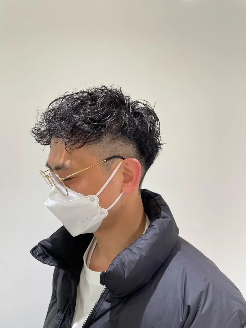 ショート メンズ アップバング メンズパーマ メンズショート ショートヘア フェザーパーマ職人 🪶ryosukeのヘアスタイル