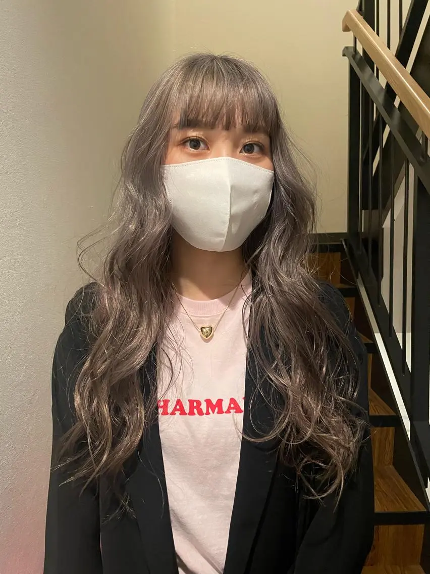 ロング カラー ベージュカラー シルバー シルバーベージュ カット ヘアカラー トリートメント 心斎橋/レイヤー/ ブリーチ/モエのヘアスタイル