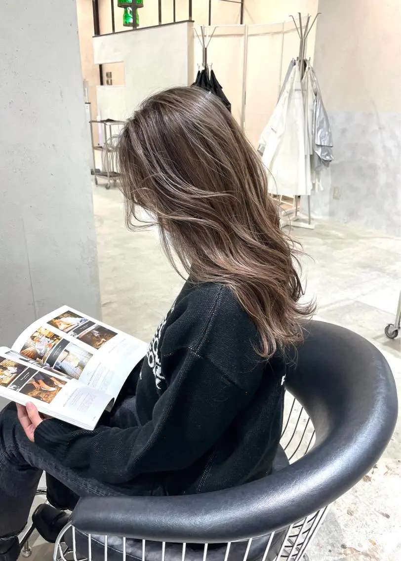 ロング カラー DEAN ISLA 大人レイヤーカットのヘアスタイル