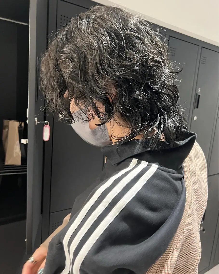 ミディアム カラー ミディアムパーマ ブルーカラー ブルーグレー ウルフカット 暗髪カラー🫐 おくだりんかのヘアスタイル