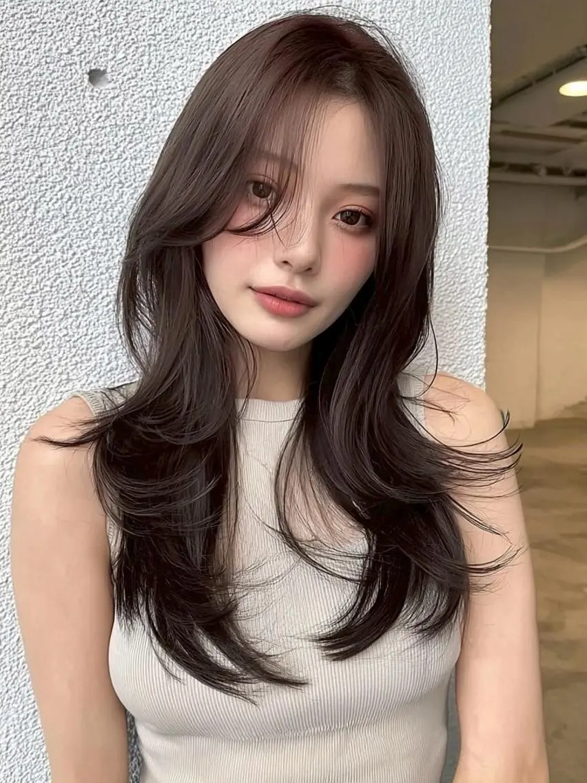 カラー セミロング FOCUS JAPANのヘアスタイル