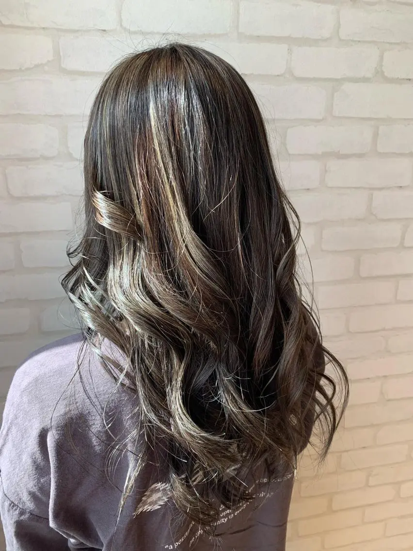 ロング カラー ハイライトカラー ハイライト 秋葉 万柚子のヘアスタイル