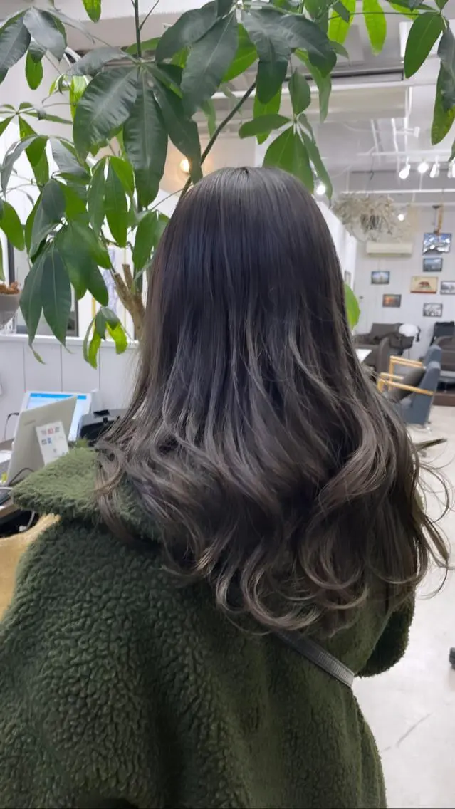 ロング カラー ブリーチ ヘアカラー Ann./艶髪 /レイヤーカットのヘアスタイル