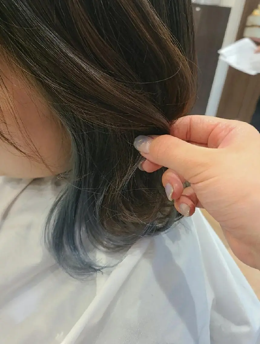 ミディアム カラー ブルーカラー ブルーグレー イヤリングカラー ヘアカラー 関口 友菜のヘアスタイル