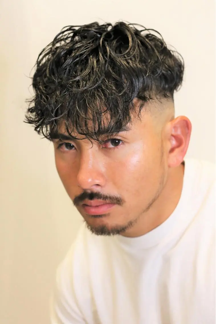 ショート パーマ メンズ スペインカール 諌山 佳旦のヘアスタイル