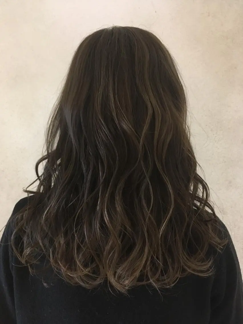 ロング カラー アッシュ アッシュグレー ハイライトカラー ハイライト カット ヘアカラー 吉村 絢乃のヘアスタイル