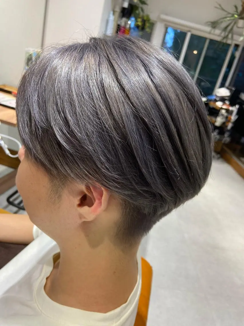 ショート カラー ブリーチ シルバー 代表 しみず としやのヘアスタイル