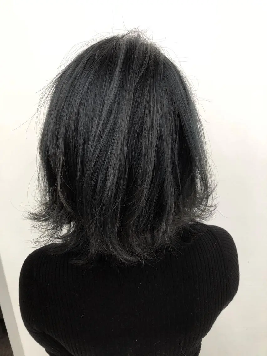 ミディアム カラー ブリーチ 透明感カラー ダークグレー ダークグレージュ グレージュ 岩崎 裕司のヘアスタイル