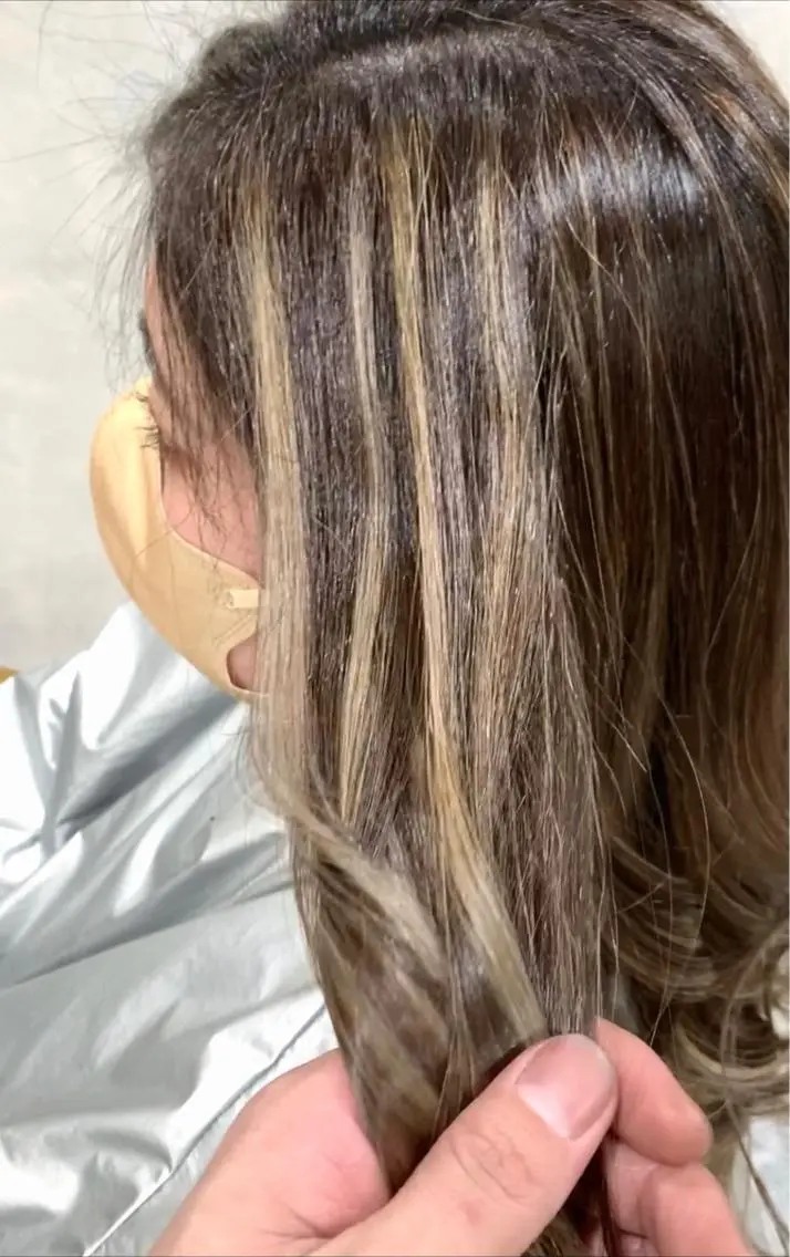 セミロング カラー ヘアアレンジ ブリーチ ハイライトカラー ハイライト ヘアカラー トリートメント 岡崎勇人/レイヤー/ 韓国/ケラチンTRのヘアスタイル