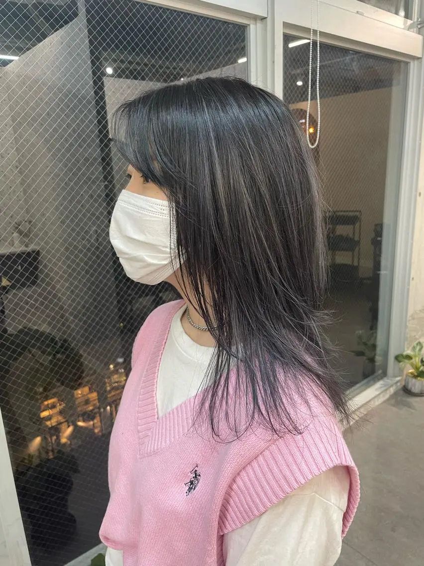 セミロング カラー ハイライトカラー シルバー ハイライト ヘアカラー SHOTO ハイトー ン/ブロンドカラーのヘアスタイル
