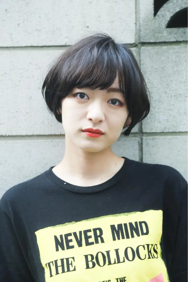 ショート マッシュヘア TAI透明カラー 柔らかい縮毛矯正のヘアスタイル
