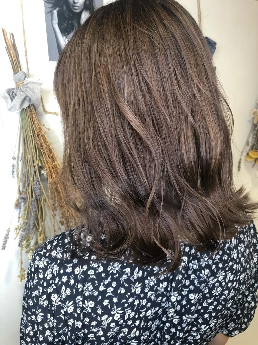セミロング カラー ベージュカラー 透明感カラー トリートメント 松佐 ゆかりのヘアスタイル