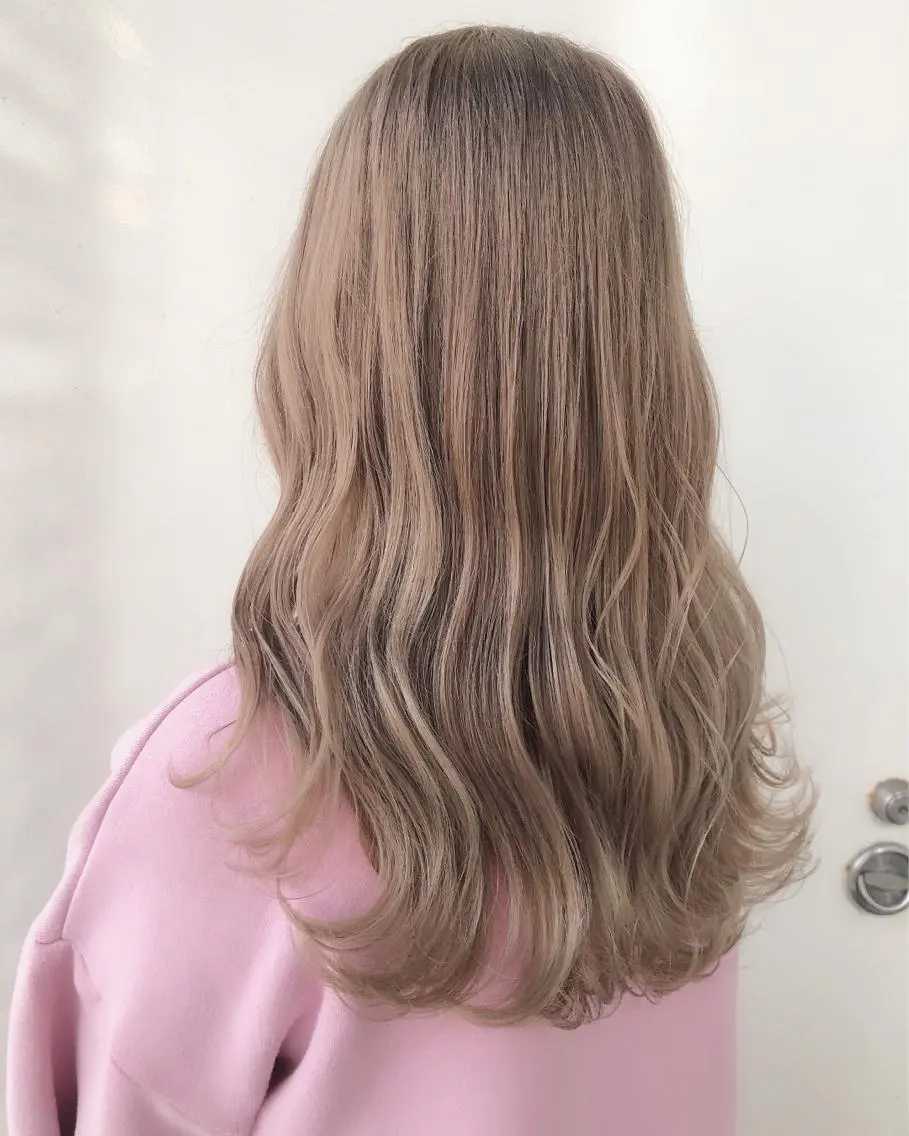 セミロング カラー ヘアカラー 韓国🇰🇷レイヤー 映える顔周り🩷のヘアスタイル