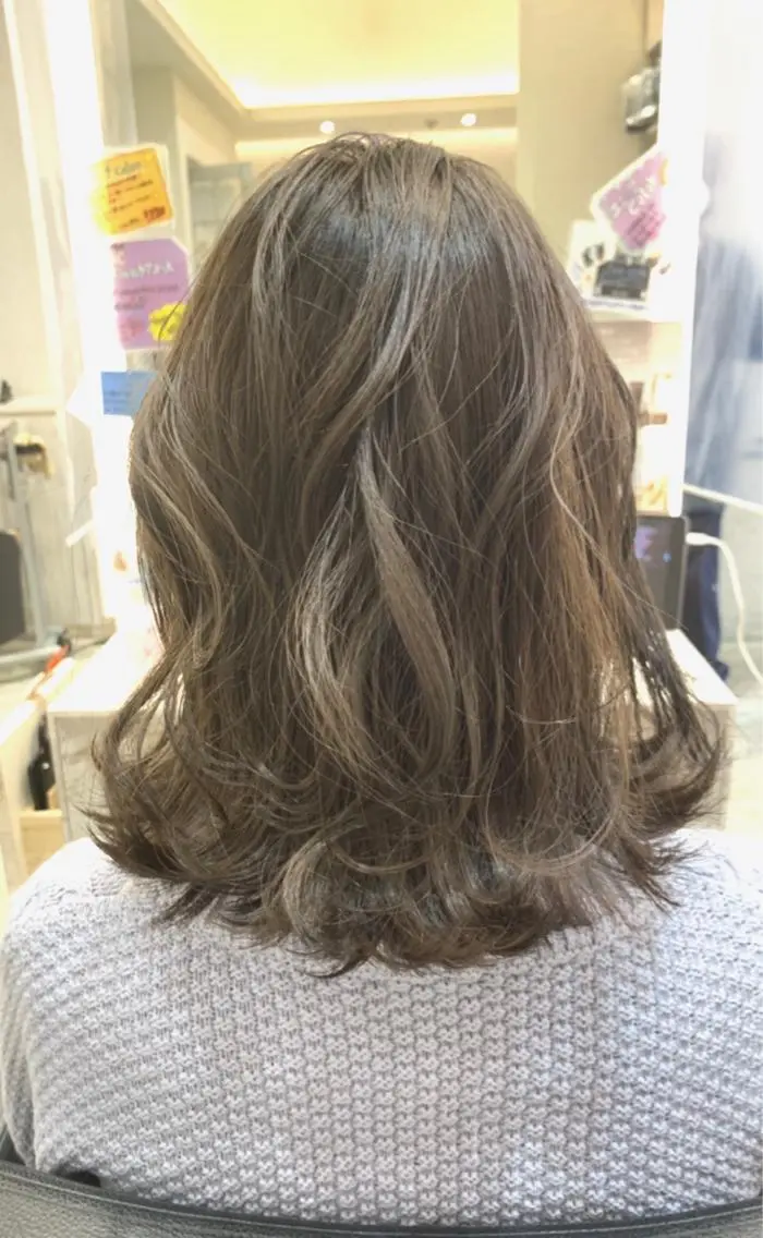ミディアム カラー ブリーチ グレージュ メンズパーマレイヤー 西山賢志のヘアスタイル