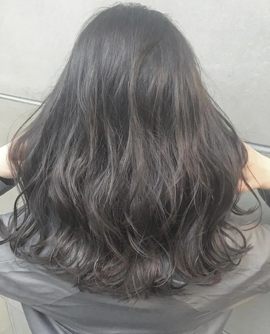 ミディアム カラー ブリーチ ダークグレー ダークグレージュ グレージュ ブリーチなしカラー 北間 寛哉のヘアスタイル