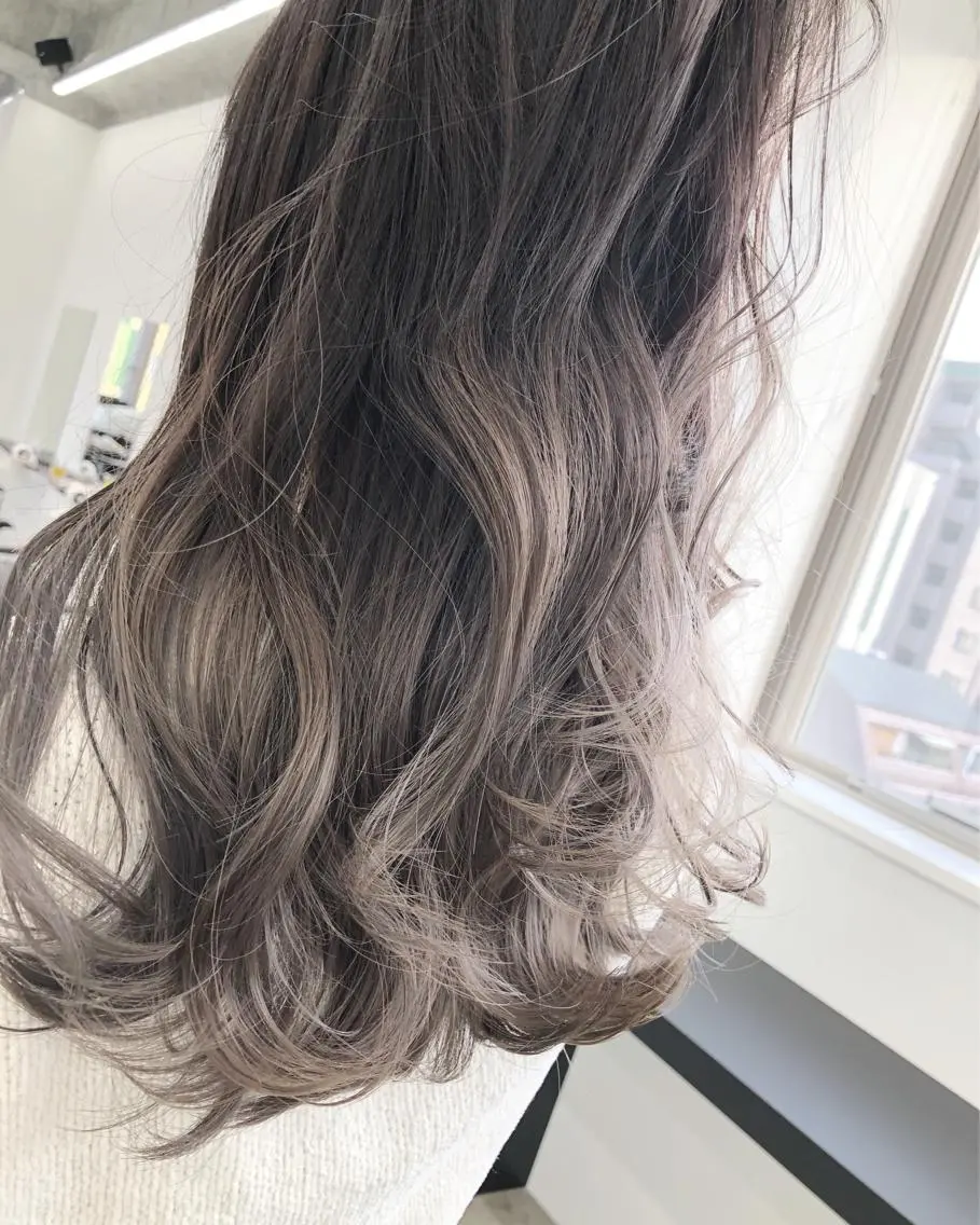 セミロング カラー グラデーションカラー ✨ブリーチ無し 透明感HIDEのヘアスタイル