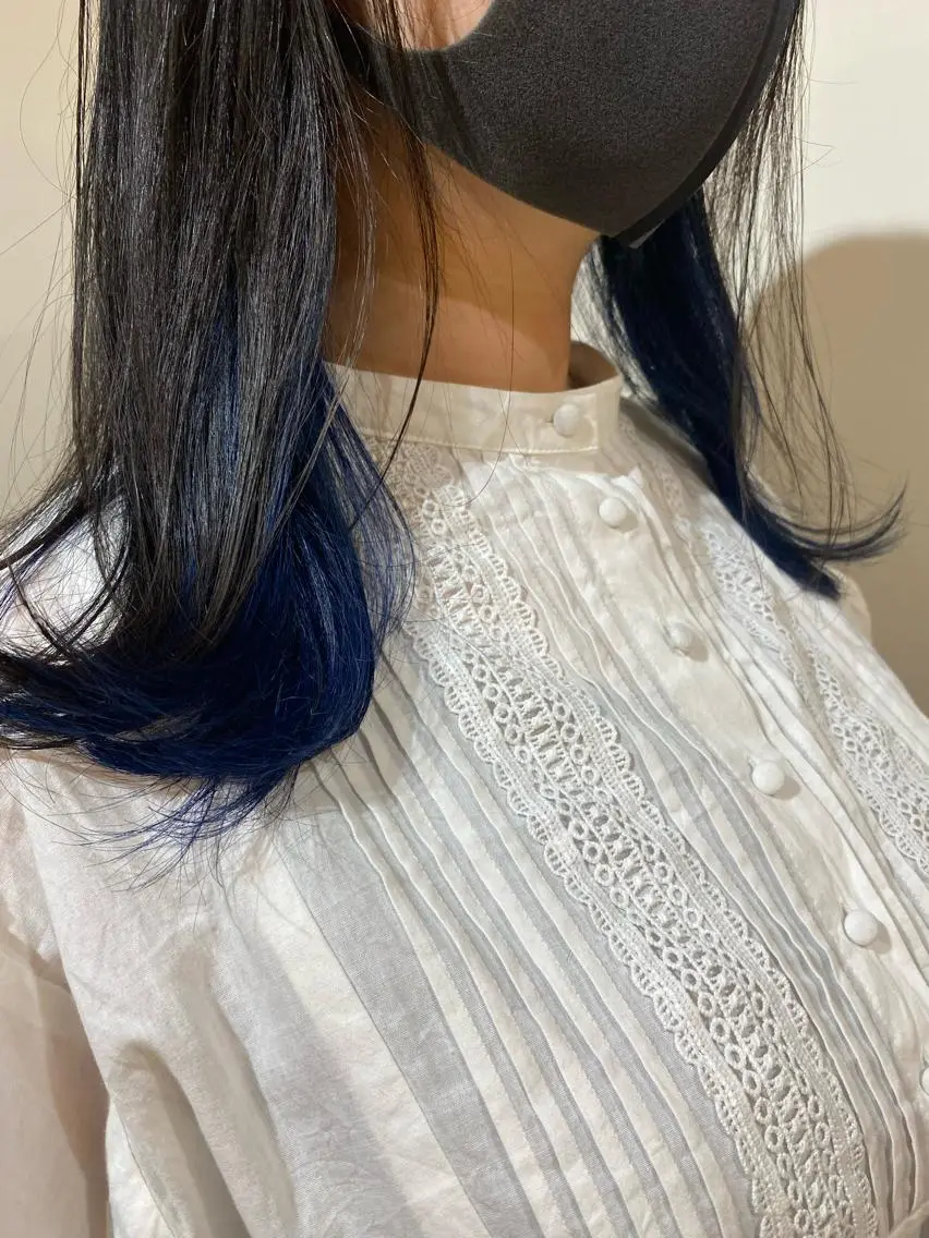 セミロング カラー ブルーカラー インナーカラー ネイビーカラー COLO✨️ 白川綺香のヘアスタイル