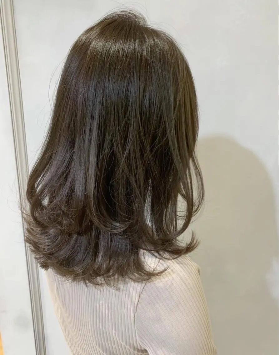 ミディアム カラー ミディアムレイヤー ベージュカラー グレージュ オリーブベージュ レイヤーカット 徳本 駿太のヘアスタイル