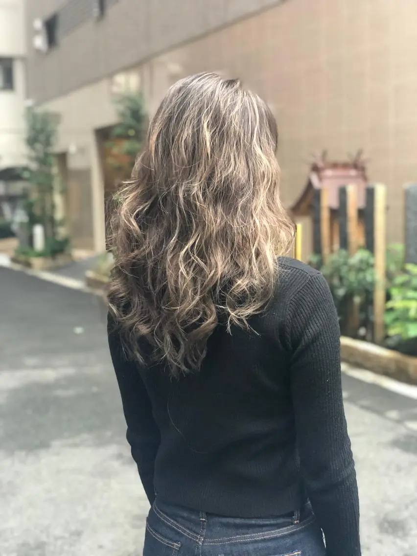 セミロング LANI OOSAKAのヘアスタイル