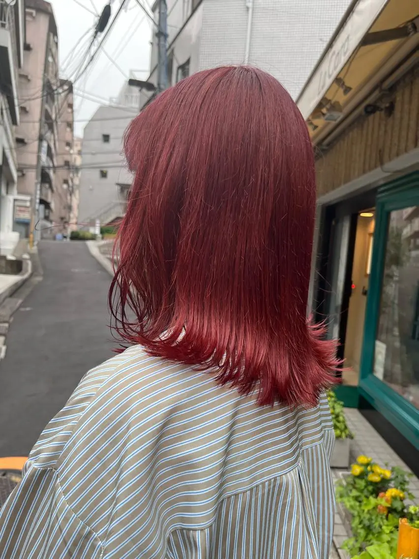 ミディアム カラー ハイトーンカラー レッドカラー 外国人風カラー カジュアルを女っぽく 𝗮𝘆𝗮𝗰𝗼のヘアスタイル