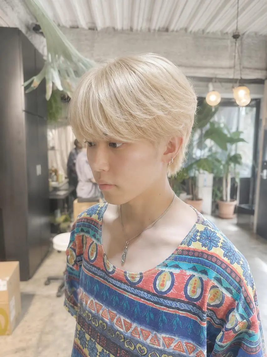ショート カラー メンズ メンズブリーチ メンズハイトーン ベージュカラー ブリーチ 透明感カラー ヘアカラー BEHIND THE CURTAIN りこのヘアスタイル