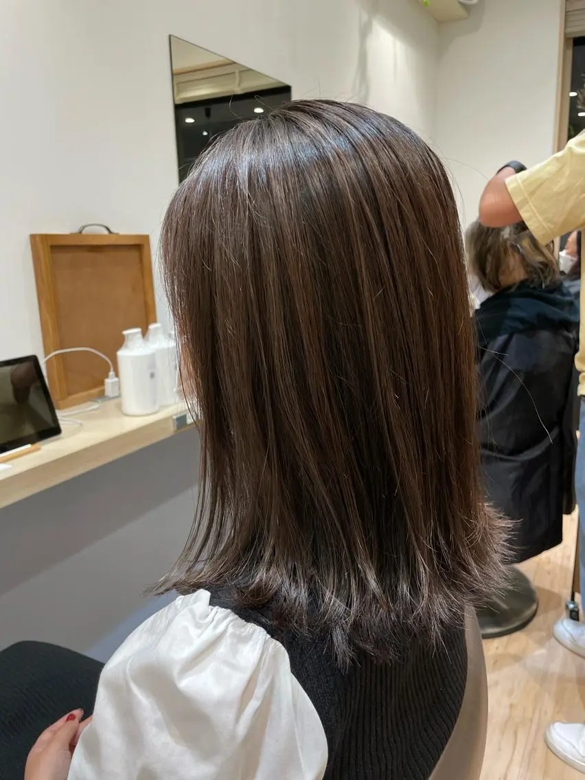 ミディアム 白髪ぼかしハイライト 💫ミネ ヒロシのヘアスタイル