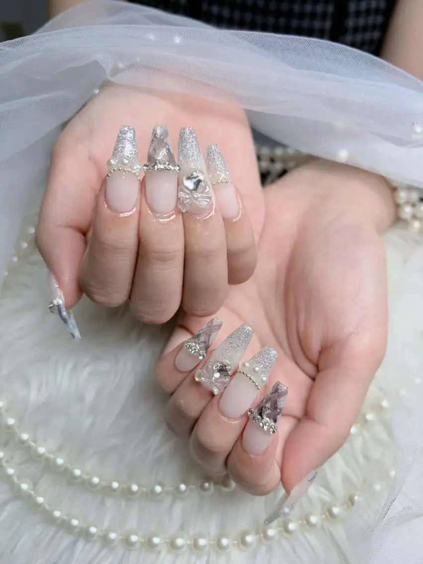 ネイル チークネイル フレンチネイル キラキラネイル 韓国ネイル マグネットネイル ハンドネイル Chibi h.babynailのネイルデザイン