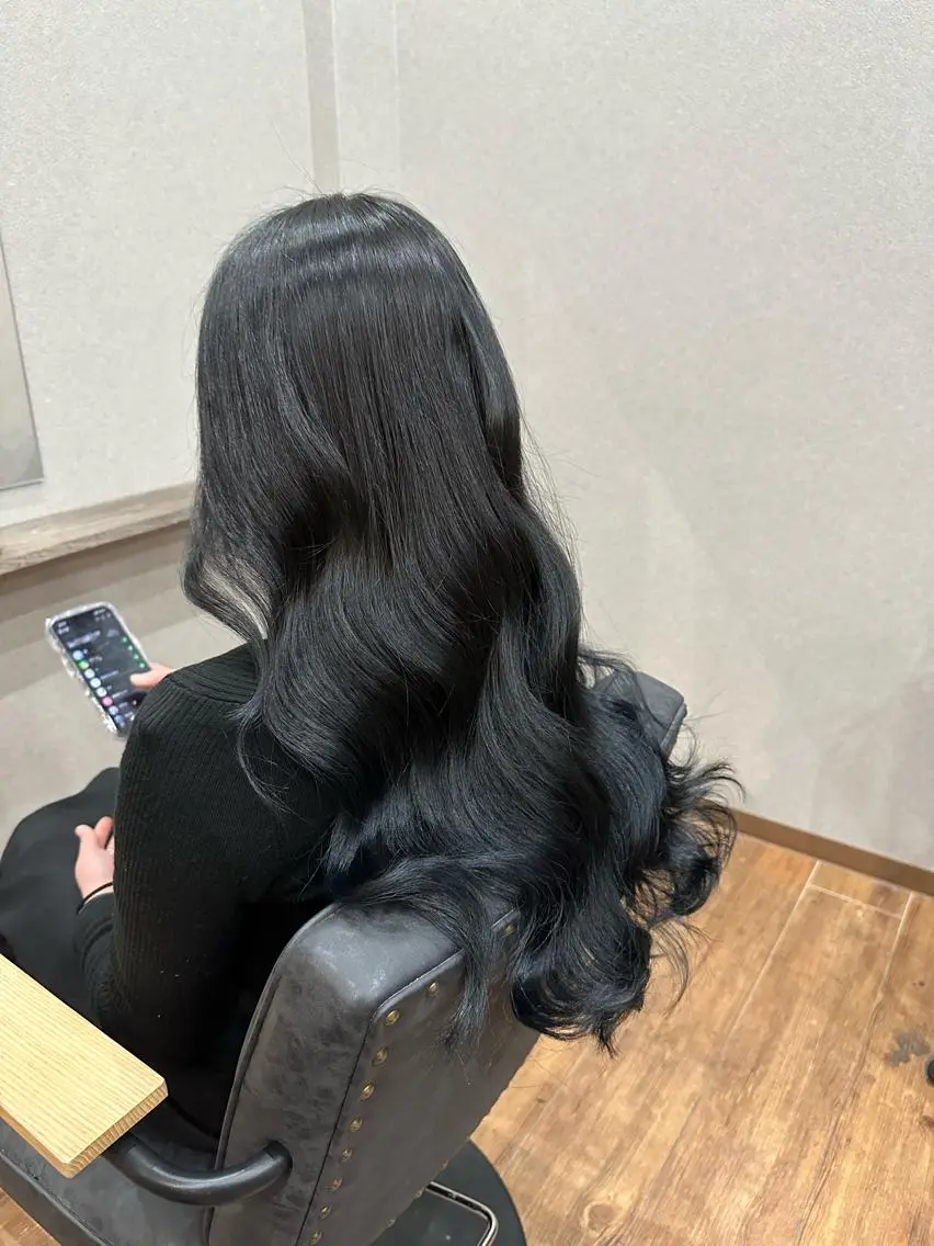 ロング カラー 黒髪 ブルーカラー ブルーブラック ヘアカラー トリートメント 鵜飼 真伍のヘアスタイル