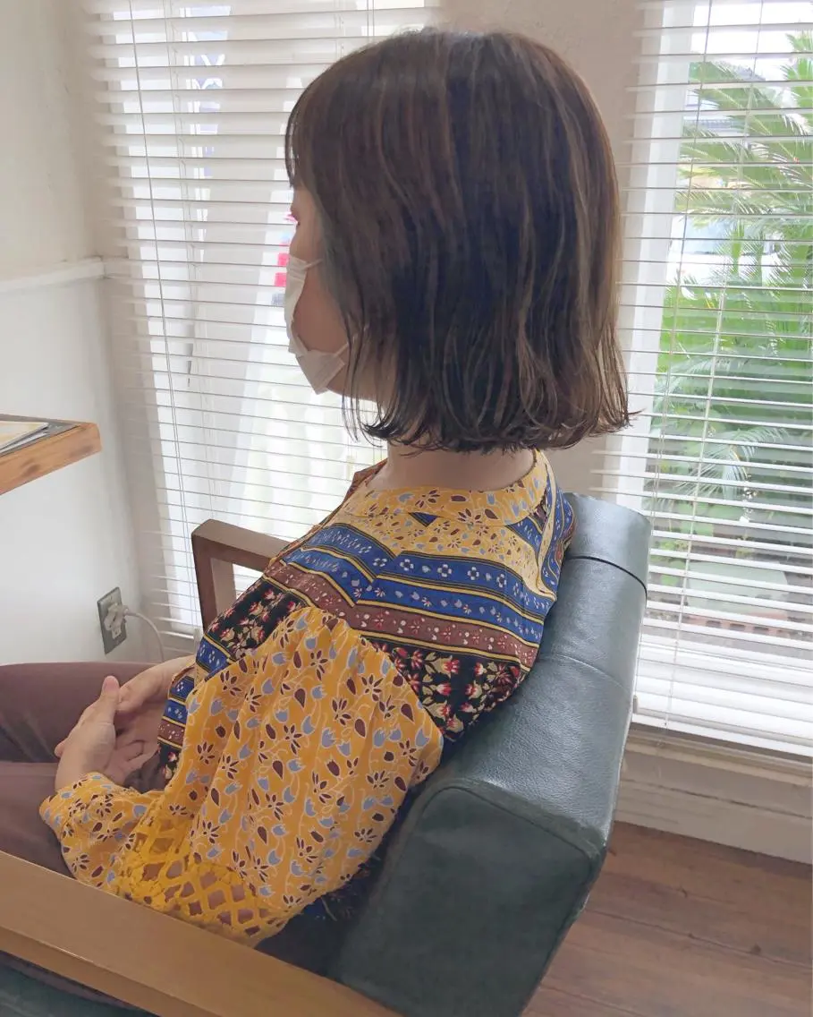 ショート カラー グレージュ ハイライトカラー ミルクティーグレージュ ボブ ハイライト カット ヘアカラー トリートメント 江原 彩華のヘアスタイル