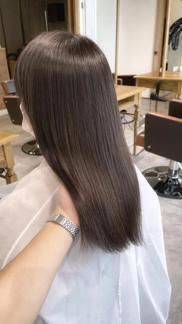 セミロング カラー アッシュ ベージュカラー ブリーチ ブルーカラー ブルージュ navile原宿 yumaのヘアスタイル