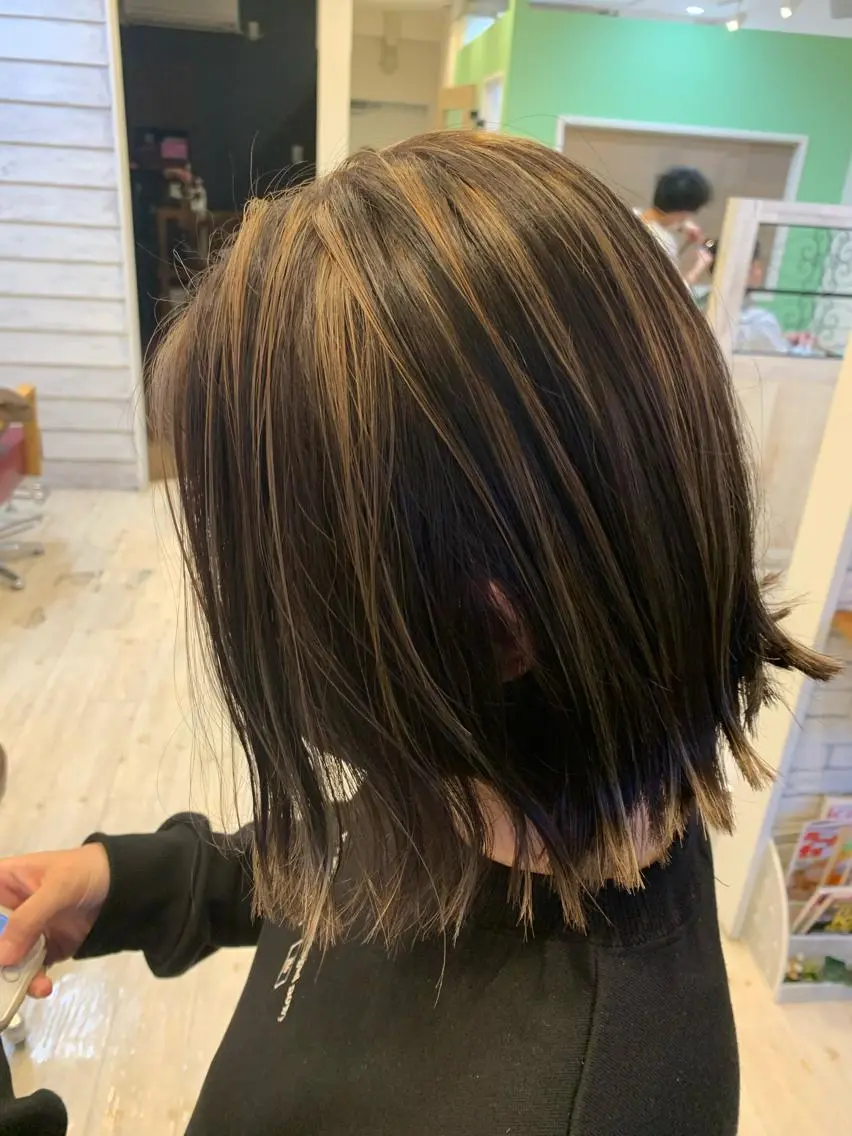 ミディアム カラー ハイライトカラー ハイライト 外ハネヘア schon 仙台のヘアスタイル