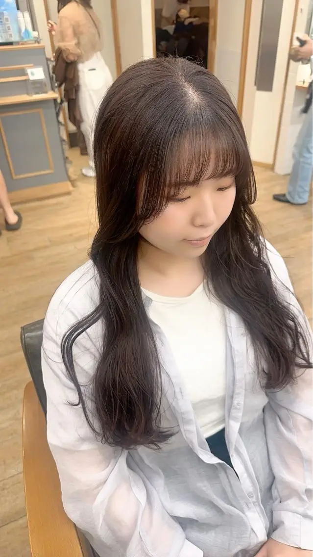 セミロング カラー パーマ ヘアアレンジ メンズ キッズ ネイル マツエク・マツパ アイブロウ レイヤーカット／ 巻ける縮毛矯正のヘアスタイル