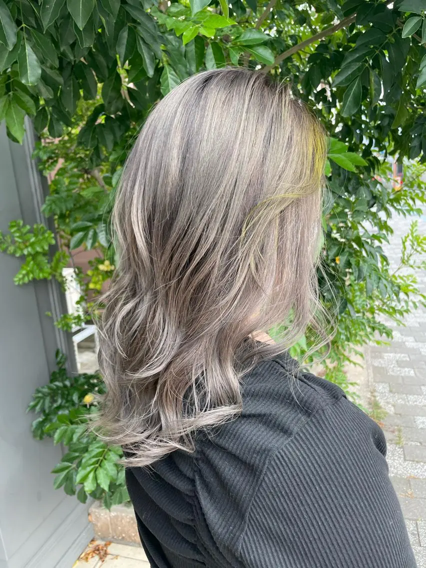 セミロング ヘアカラー トリートメント ブリーチ毛矯正.髪質 改善.髪にドラマをのヘアスタイル