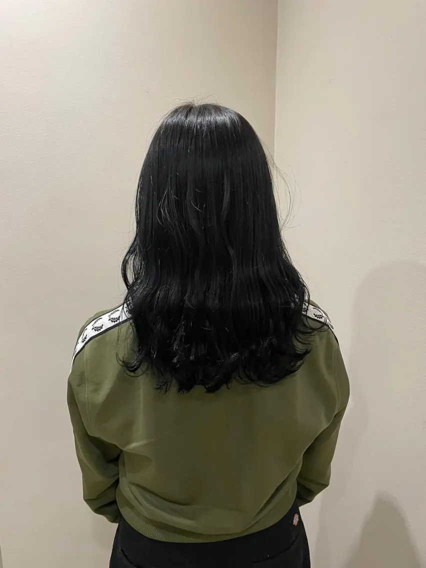 ロング カラー 黒髪 ブルーカラー ブルーブラック オカベ ショウマのヘアスタイル