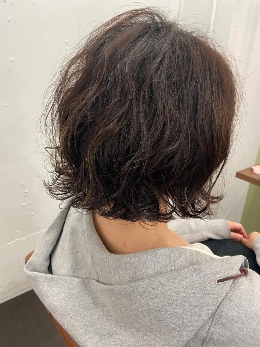 ミディアム カラー パーマ ヘアアレンジ メンズ ネイル マツエク・マツパ ミディアムパーマ メンズパーマ 外ハネヘア 久木原 ゆりのヘアスタイル