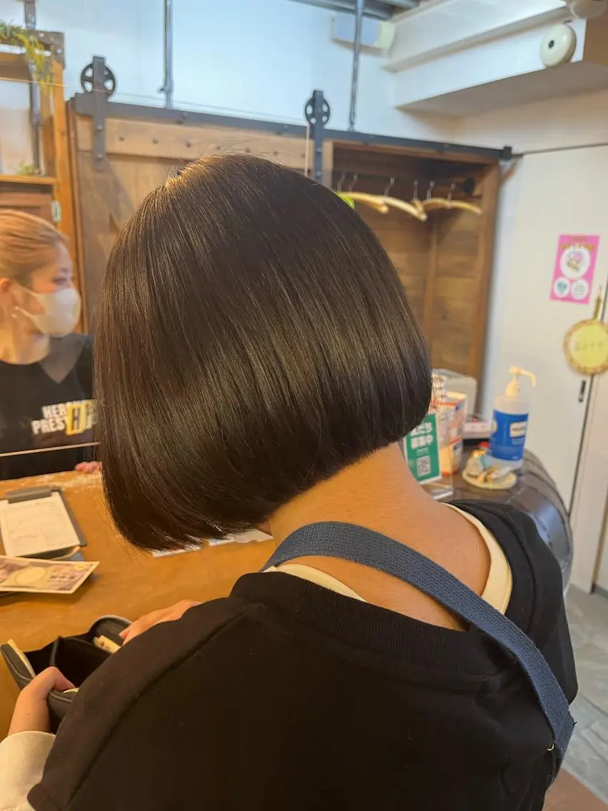 ミディアム カット 佐藤 美聡のヘアスタイル