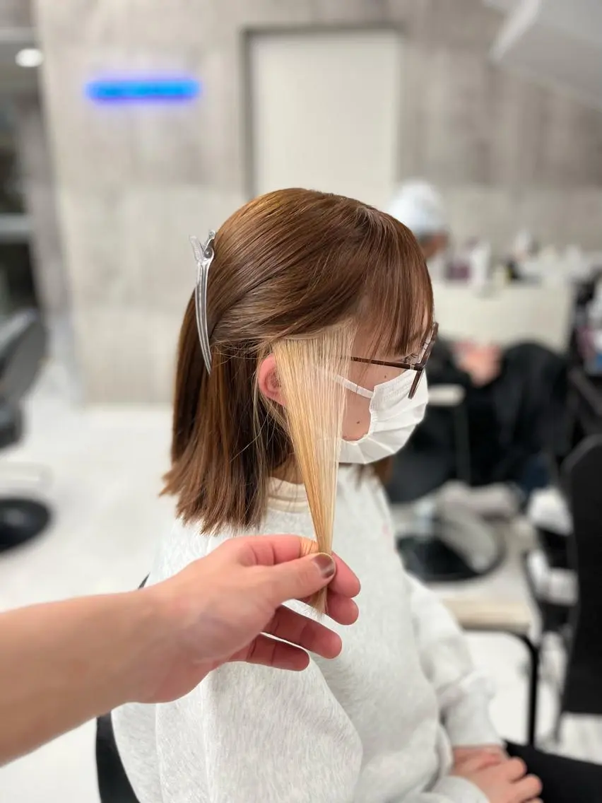 ミディアム カラー ヘアアレンジ ブロンド イヤリングカラー 【毎朝セット3分】 メンズパーマ　真人のヘアスタイル