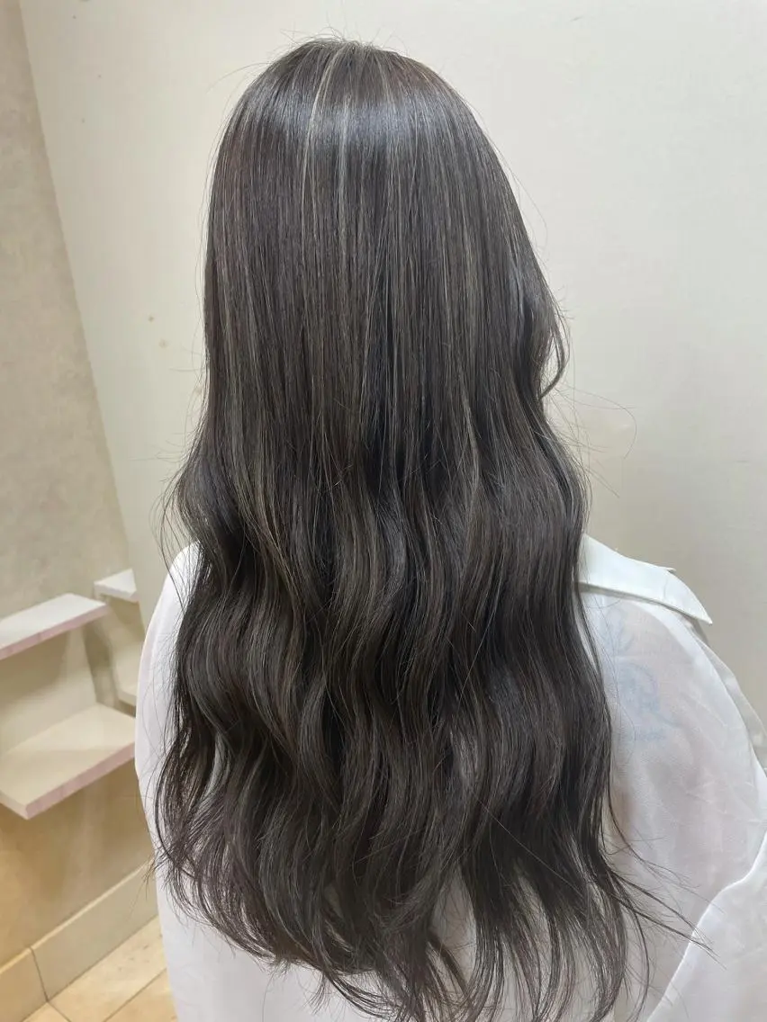 ロング ハイライト 前田 菜奈子のヘアスタイル