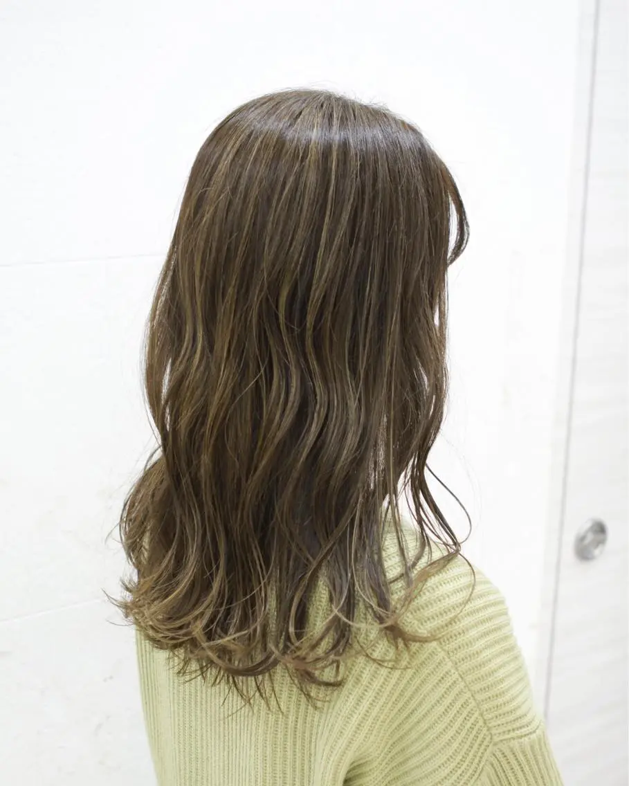 ロング カラー ブリーチ ハイライトカラー ハイトーンカラー ブリーチなしカラー ハイライト カット ヘアカラー トリートメント 斉藤 貴也のヘアスタイル