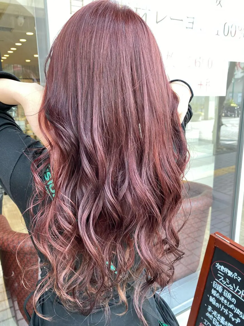 ロング カラー ベージュカラー ブリーチ ピンクカラー ピンクベージュ ヘアカラー デザインカラー✨新倉 佑奈のヘアスタイル