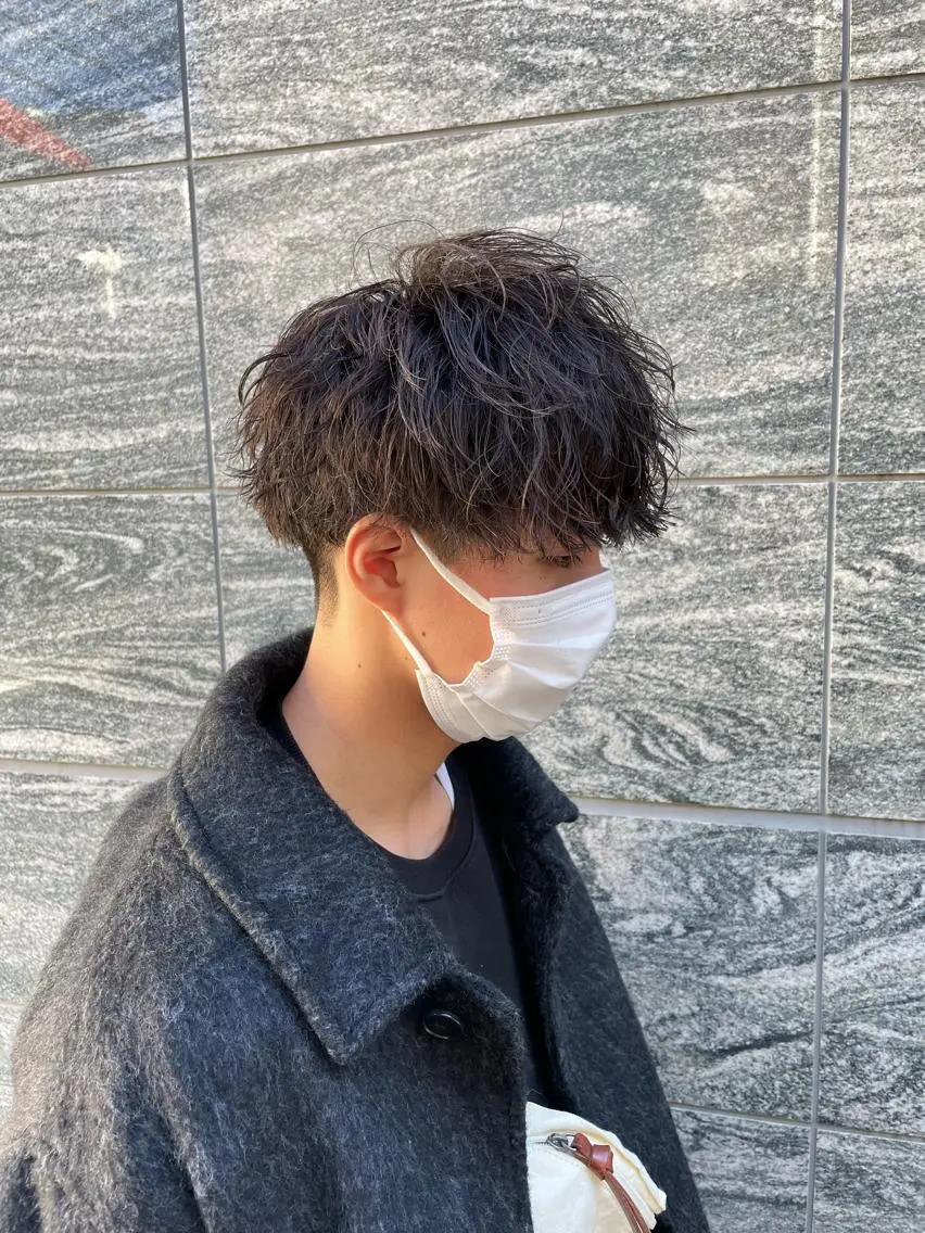 ショート カラー パーマ ヘアアレンジ メンズ アイブロウ センターパート メンズハイライト メンズハイトーン マッシュウルフ マッシュ カット パーマ トリートメント ヘッドスパ ヘアセット スパイキー/フェザー /波巻き/かいとのヘアスタイル