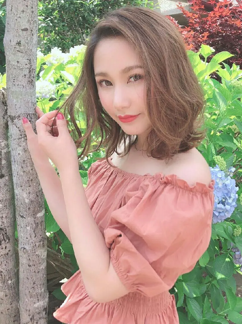 ミディアム パーマ ヘアアレンジ カラー ベージュカラー かきあげバング レイヤーカット 外ハネヘア ヘアカラー トリートメント 菊地 隼人のヘアスタイル
