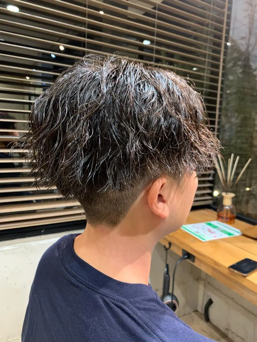 ミディアム パーマ メンズ センターパート 【豊橋】似合せカット SHEEFTタイガのヘアスタイル