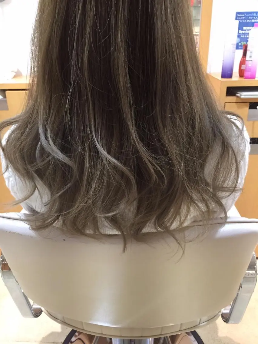 カラー グレージュ 🌹ハッシュカット、 レイヤー韓国ヘア🌹のヘアスタイル