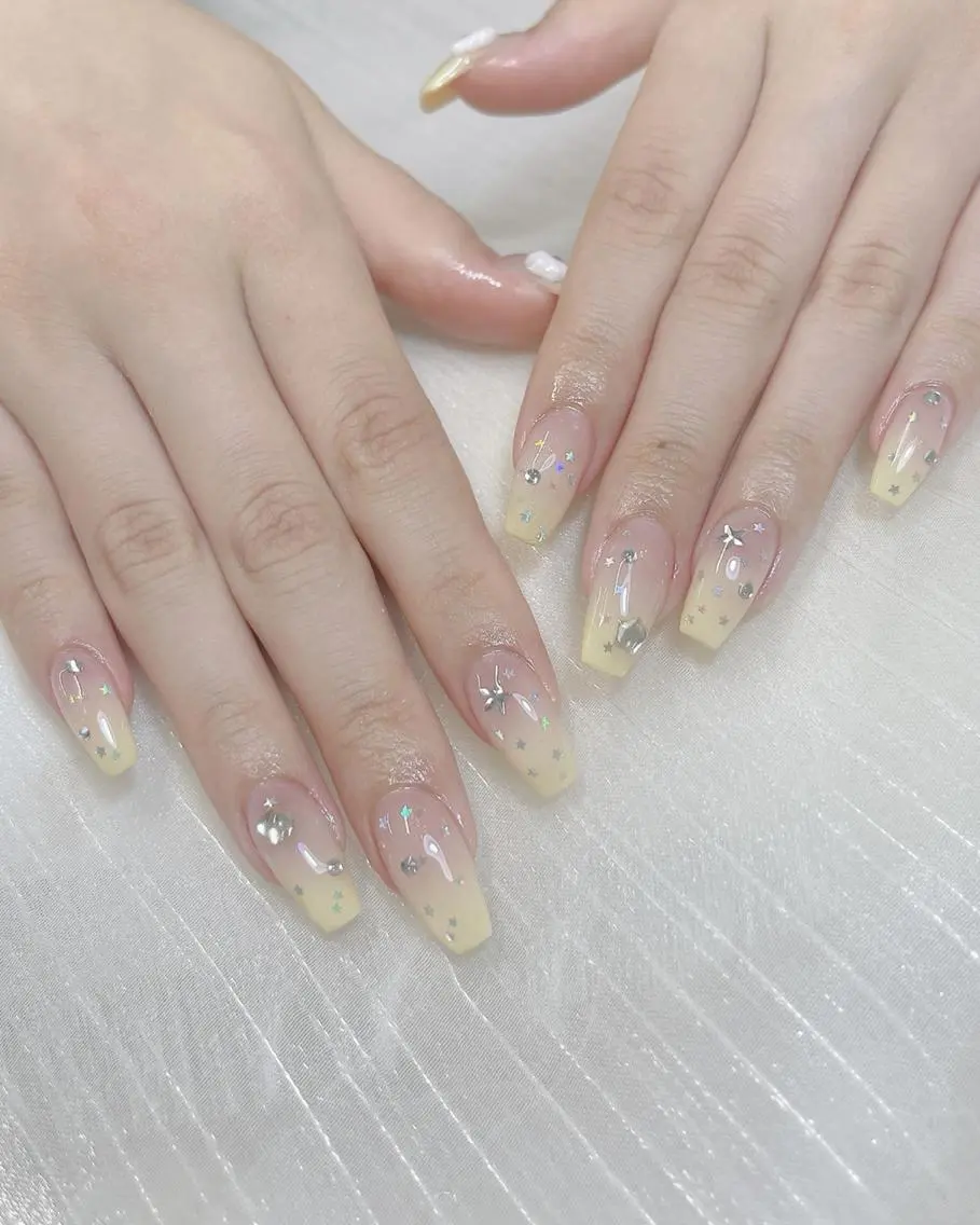 ネイル チークネイル ドット フラワーネイル フレンチネイル キラキラネイル ハンドネイル Chiaki ネイル大宮店のネイルデザイン