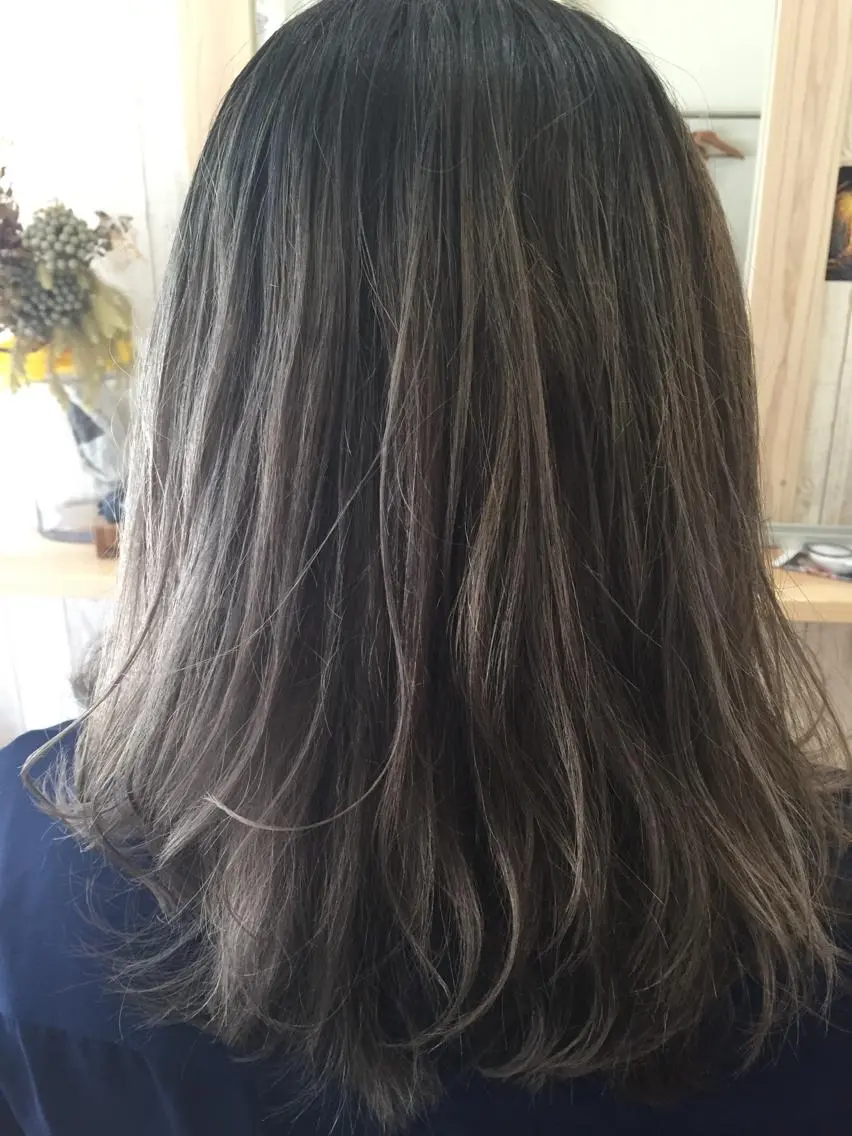 ミディアム カラー ヘアアレンジ グレージュ 安陪 寛史のヘアスタイル