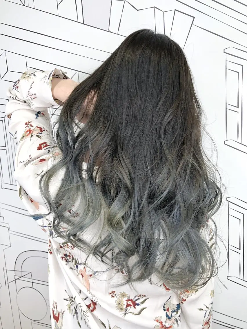 セミロング カラー グラデーションカラー シルバー レイヤー⭐️カラー ⭐️平川雅史のヘアスタイル