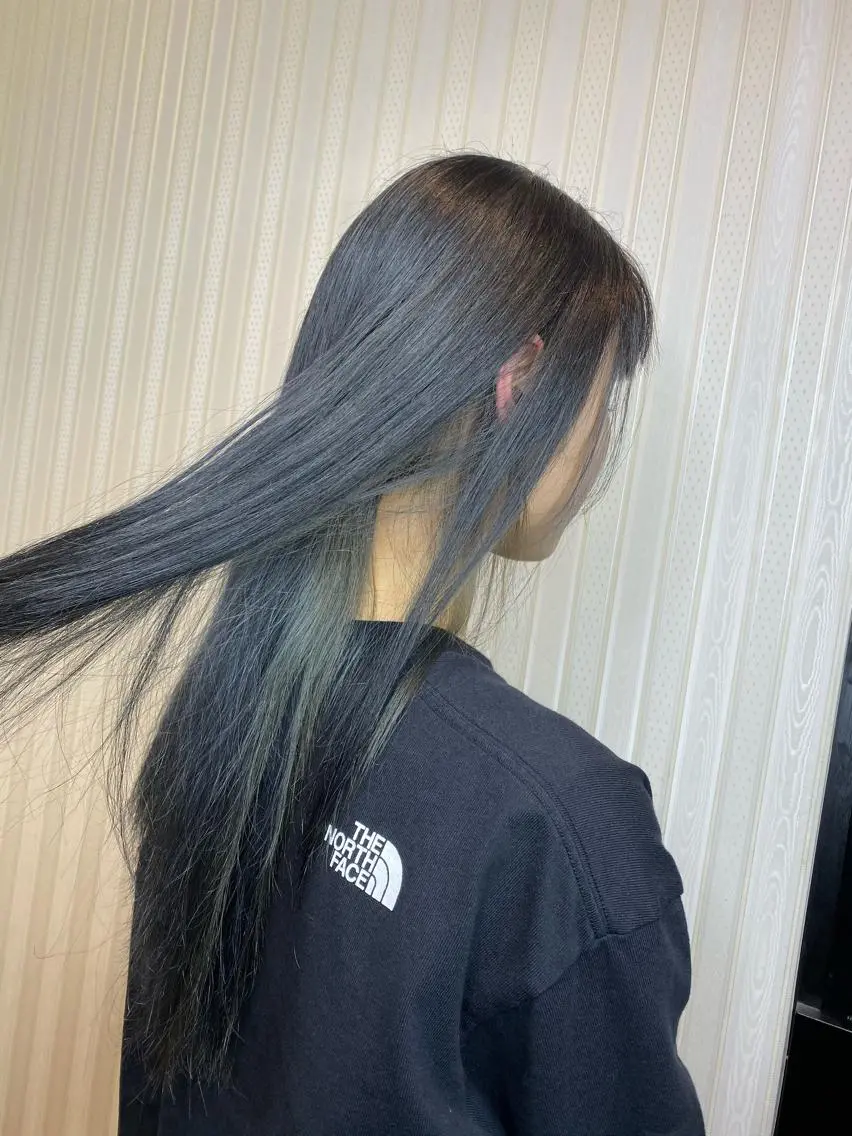 ロング カラー グレージュ インナーカラー 【育休中】EARTH 荒井店HARUNAのヘアスタイル