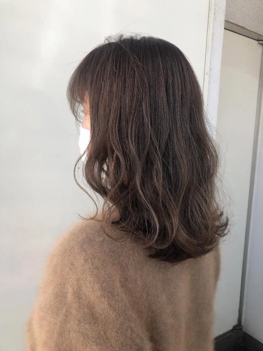 セミロング カラー ブリーチ ブリーチなしカラー 韓国🇰🇷レイヤー 映える顔周り🩷のヘアスタイル
