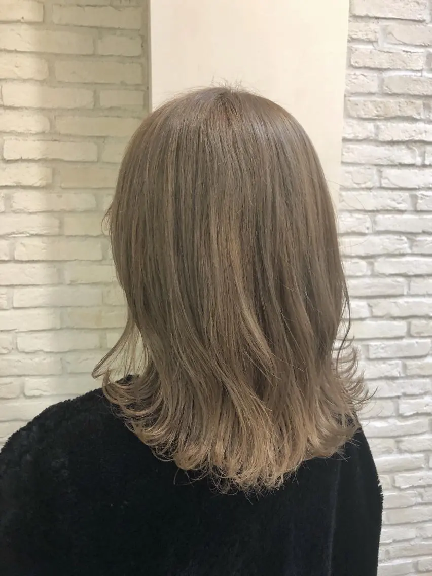 ミディアム カラー ベージュカラー ブリーチ 大平 美沙のヘアスタイル